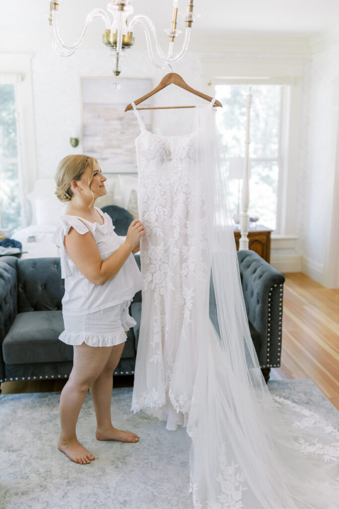 Bride getting ready in the bridal suite at La Réve Estate and Vineyard

